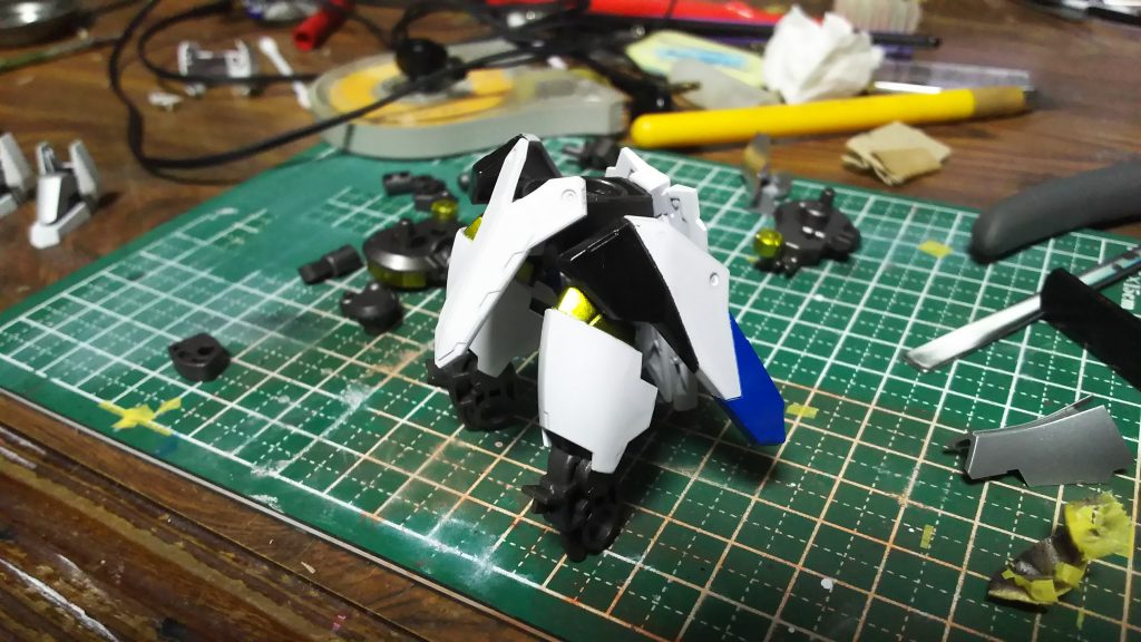 腰横のバインダーも盾と同じようにモールドを作り塗り分けました。太ももの上の方に見えるゴールドが美しい。