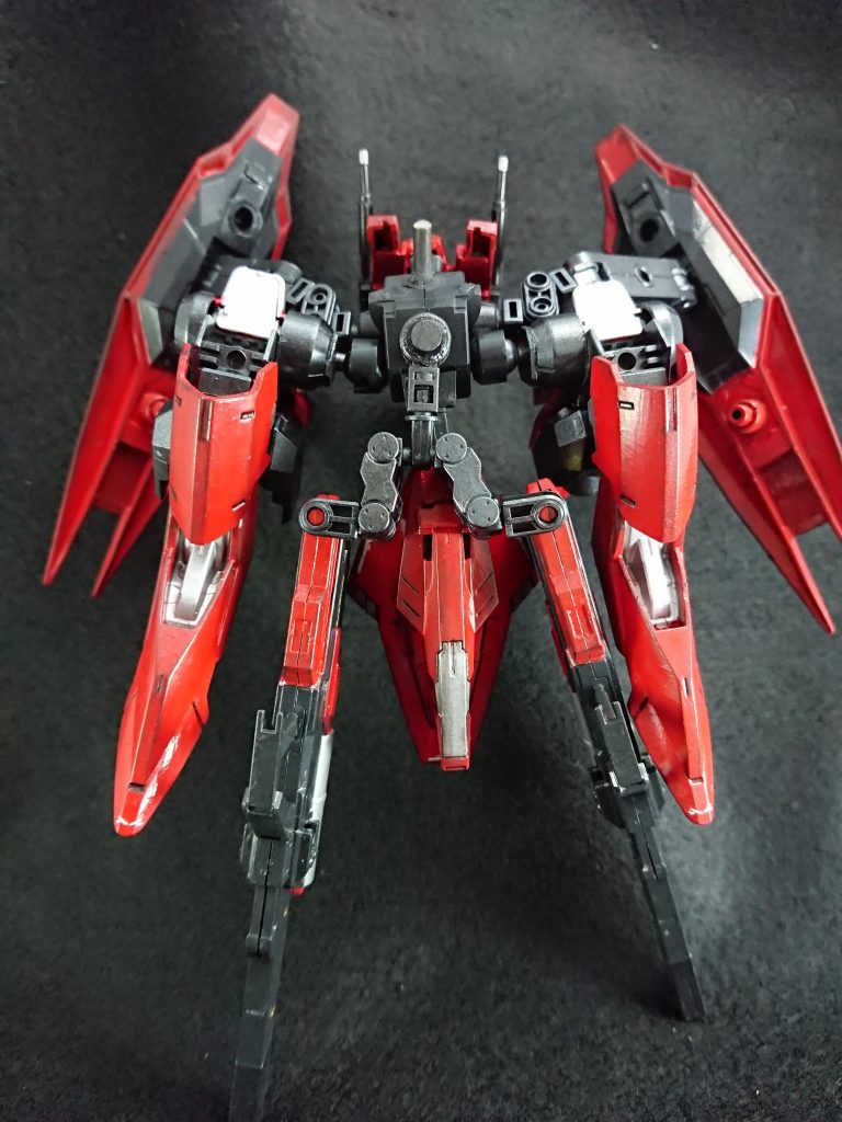 バックパックなので当然本体と合体します
尾翼？部分と機首部分をくるっと回転
機首下の装甲をパカッと開口