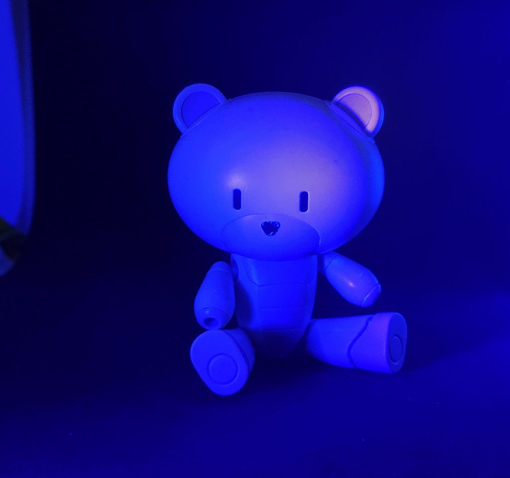 こちらが、素組のミルクホワイトにブラックライトを当てた画像。ブルーライトの反射の仕方が全然違いますね。