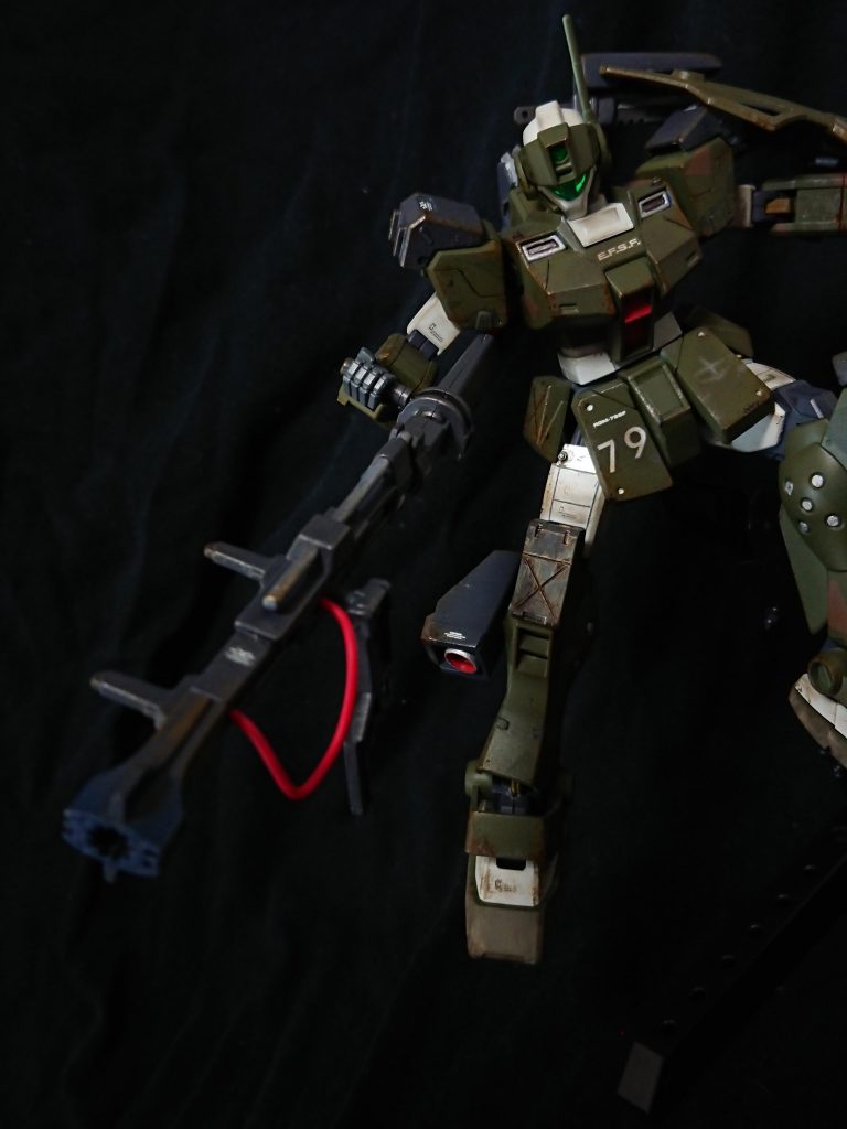 引き打ち
脚部スラスターは前後に稼働し、跳躍をサポートする。