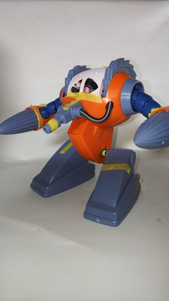 ノコとモノアイ部分を切り離し、モノアイくりぬきザクヘッドの内部を移植しました。腕の蛇腹はHGズゴックの脚を利用しています。股関節はこのとき市販のポリキャップを埋めていましたがのちに折れました(笑)