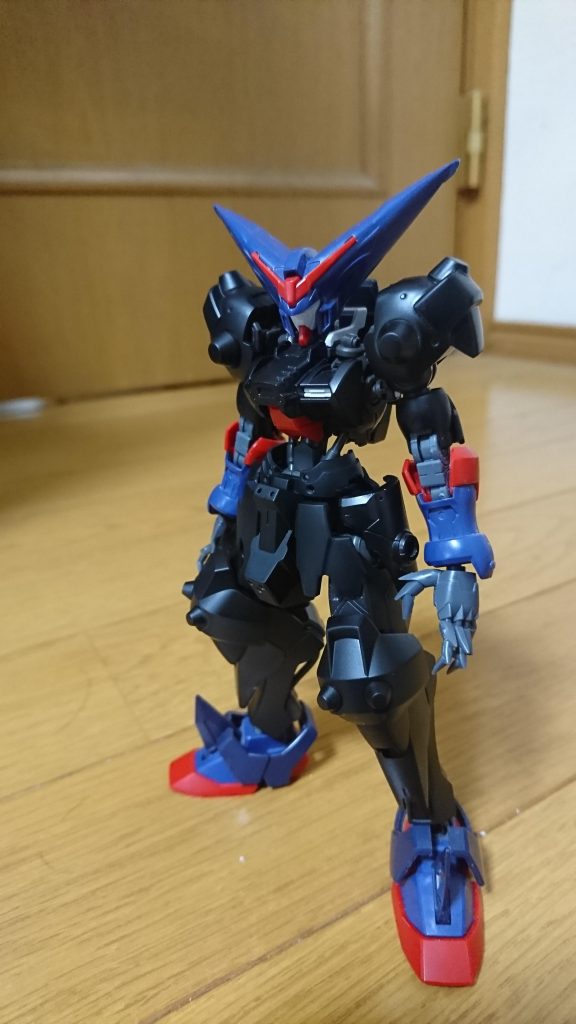 塗装前の構想段階
ウヴァルベースで頭、腕、足首から下をマスターに。腰はマスターを切って貼ってで。ウヴァルのサイドアーマーは無改造で違和感無くてびっくりw
肘間接はノーネイムライフルに付属のボールデンと、ランナーで簡単に変換できました。手首はブキヤのワイルドなハンドです。