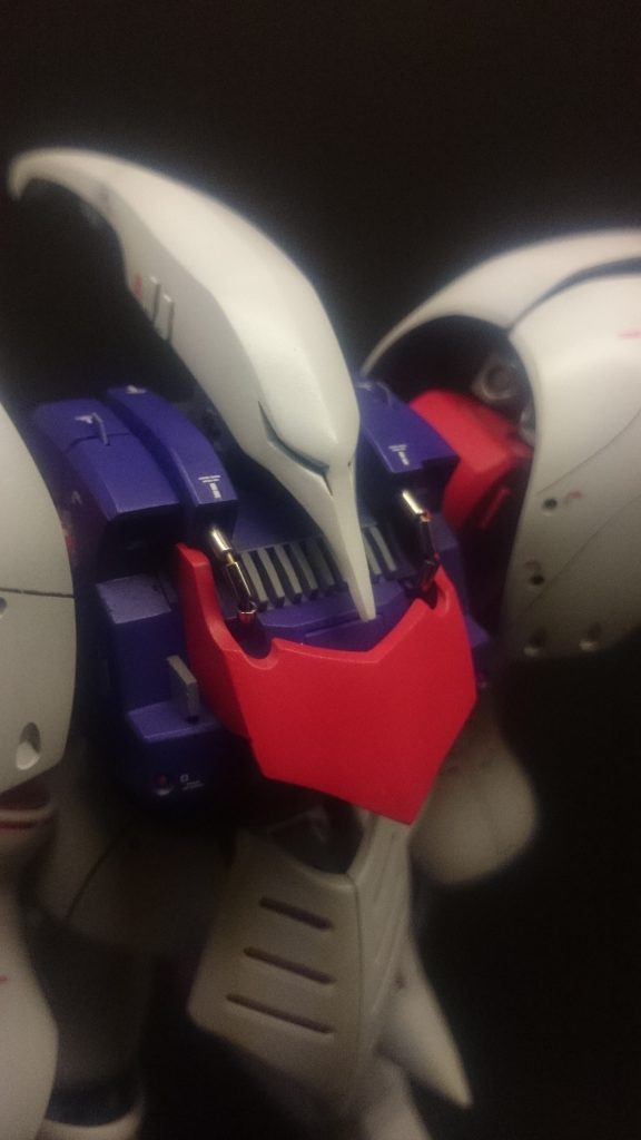 眉間の合わせ目を消して、目付きをスジボリとプラ板で変更しました。くちばし？を延長してます。