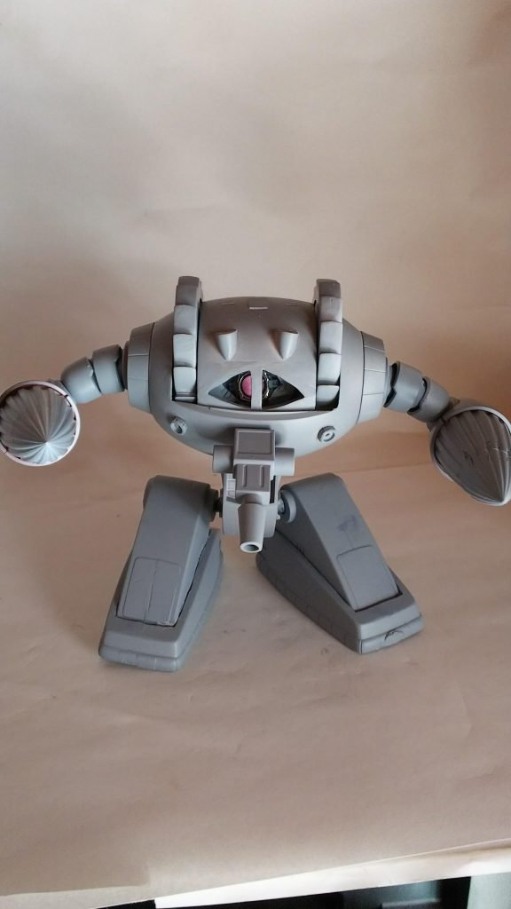 サフ後、脚部も二分割してから接着しています。このあと武装型に変更、左腕のドリルを外し市販のプロペラントタンクパーツをミサイルランチャーに見たて発射口は市販の丸モールドを接着してます。