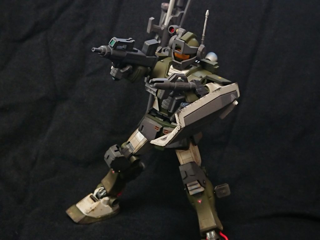 ブルパップマシンガンとビームスプレーガン。バックパックと脚に担架可能。