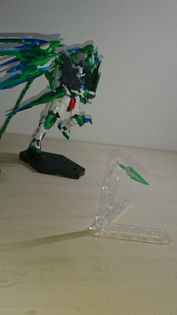 GNクナイ×4:エクシアのGNビームダガーと似ており、敵に当てることで色々な効果を発揮する(敵の動きを止めたり、駆動系に当て敵の機動力を奪うetc..)小さいがこれを使いこなせることが出来れば、色々な場面で活躍するとこが出来るだろう…
なお手に持って使用することをできるがリーチの問題上使用することは稀である