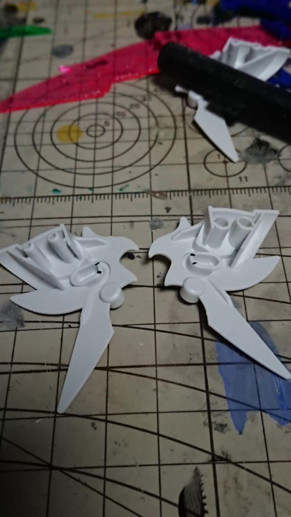 やった事は大したことはしてないんですが、あとハメとかシャープ化とか穴埋めとか。
穴埋めが大変すぎてもう武者頑駄無なんぞしばらく作るか!!……てなりましたが、他にも今、絶賛製作中です。
多分次に完成させるのは武者頑駄無じゃないキットです。