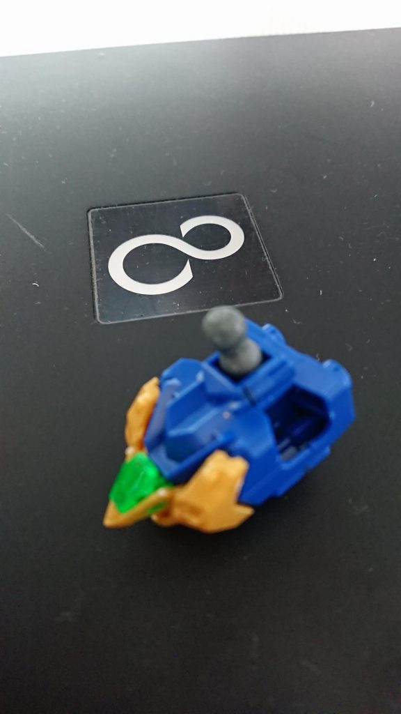 足と首にBJを仕込んで可動域と安定感を上げています。
足はホビージャパンの真似事なんですが(てかそもそもこの製作で行ってる殆どが)、首はそのついでに。