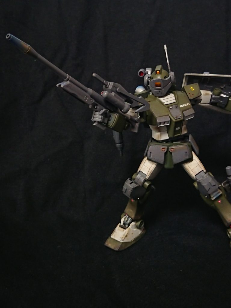 R-4ビームライフルは旧キットベースに、スコープを内側につけ直し、ビームサーベル発振機「フェダーインライフルの基部」を取り付けてます。
バレルも大型のものに換装。