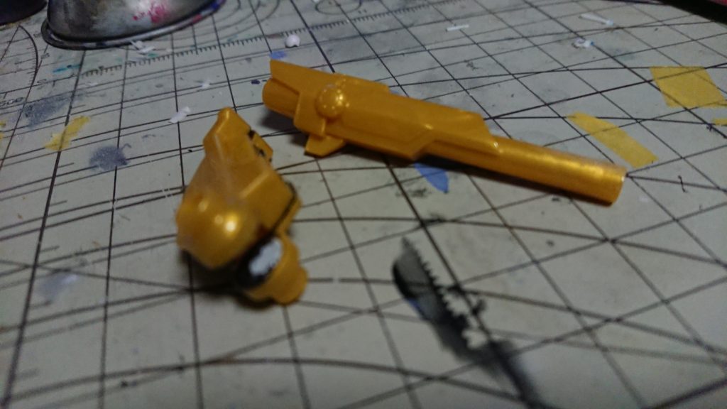 大目牙閃光翼は、真閃光翼の受け箇所のピンを排除して大目牙閃光翼の接続凹部の方にネオジム仕込んであとハメにしてます。
これもホビージャパンの作例の真似事。