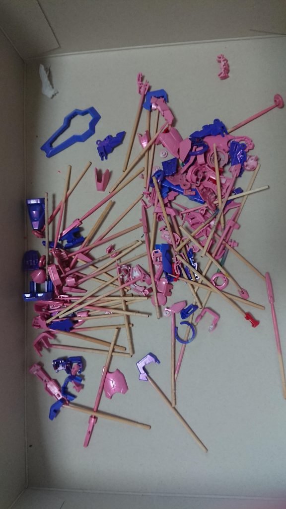 ボディは白部分はピンクサフの上にルビーレッド、薄いクリアピンク、青部分はルビーレッド、薄いクリアピンク、黄色はプリズムマゼンタゴールド、関節類はアイアン、実体剣は黒地にターコイズグリーン+ルビーレッド+サファイアブルーのオリジナルの上にシャインシルバー