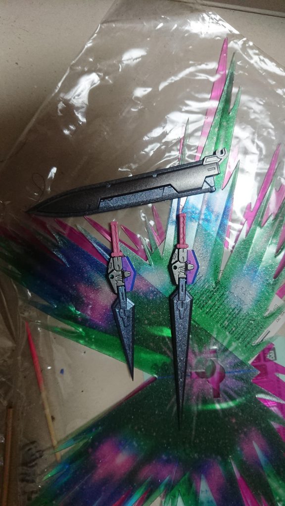 最後まで悩みましたが実体剣やエフェクトは最後にシャインシルバーを乗せてホログラフィックな感じに塗装しました。