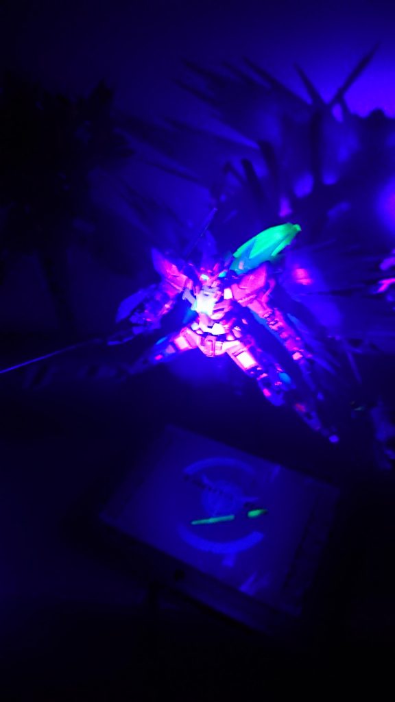 PGのライティングモデルを参考にブラックライトで光るようにしました。