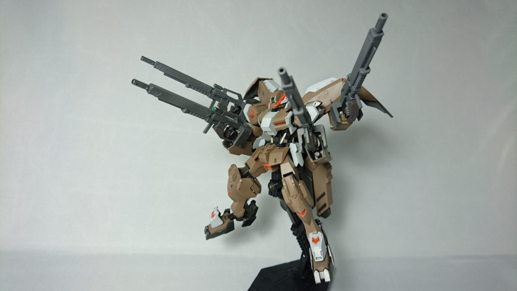 せっかくなので標準装備のアックスや四丁ライフルも製作しました。