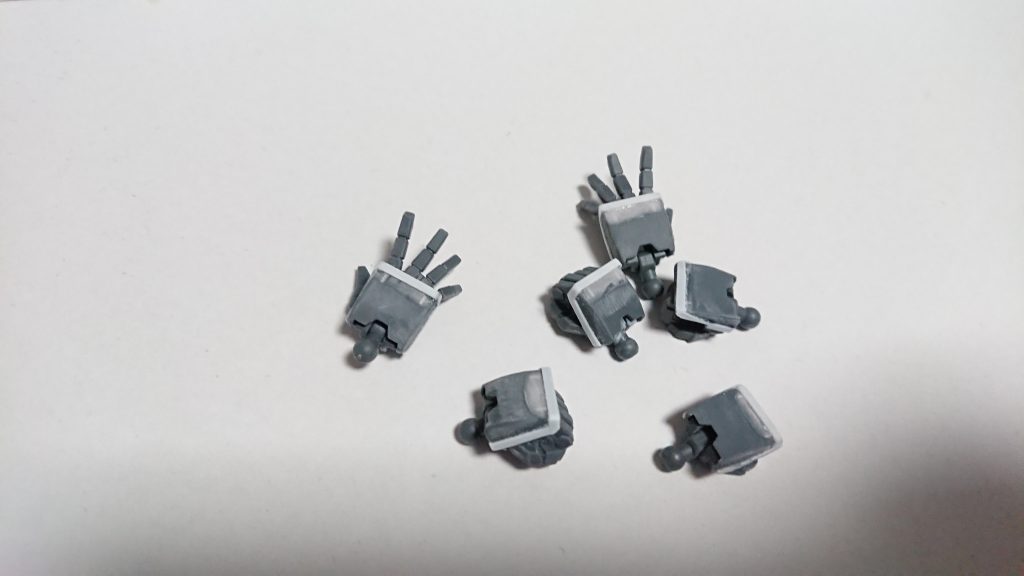 手は、上記の通りビルドナックルズを使用。
ビルドナックルズのままだとあまりにも武者っぽくないので、甲の側に枠をプラ板で追加してます。
