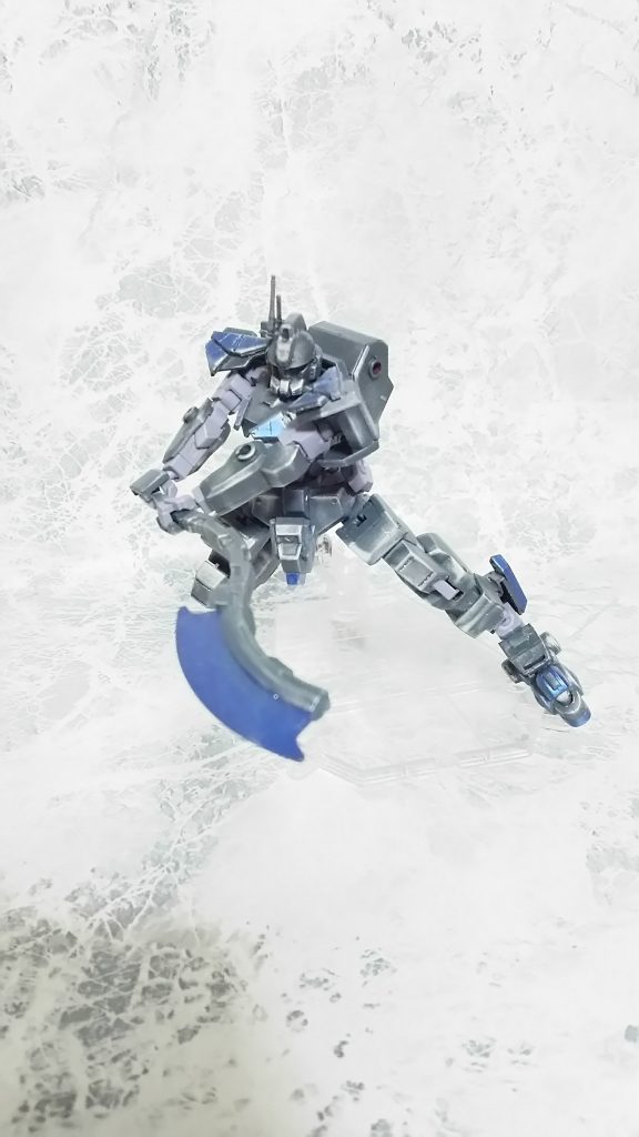 唯一の近接装備であるブレードアックスは、柄が長く遠心力を使った重い一撃を繰り出す事が可能