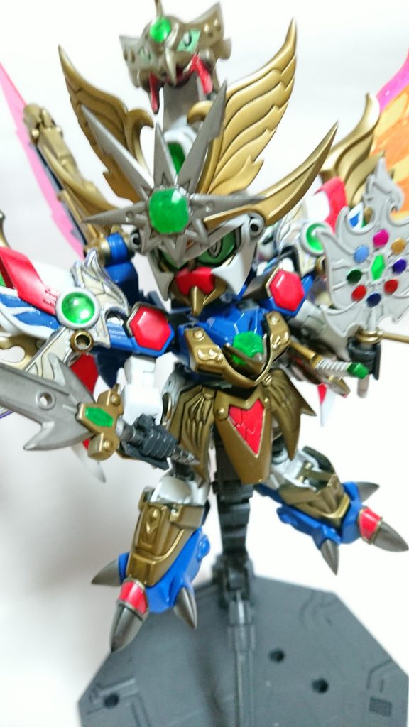 アップ。
目は通常のと激情してるのを描きました。
肩の鳥のレリーフは、Pミラークロームの塗装の上にオーロラデカール貼っていて付属のシールに近いキラキラ目指したのですが、写真では分からない……。