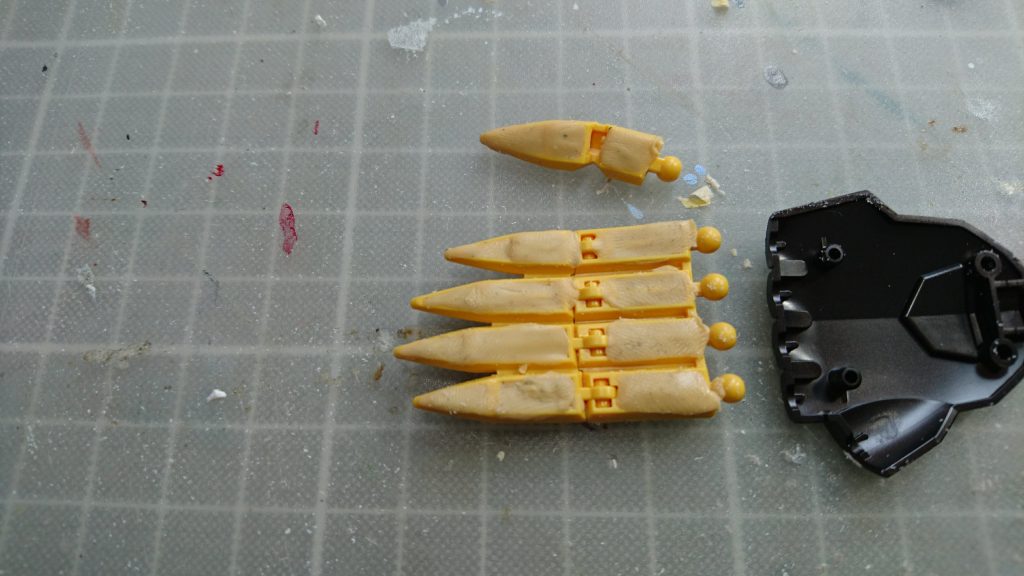 ジエンドの爪の肉抜きを埋め、一体成型だったので分割して