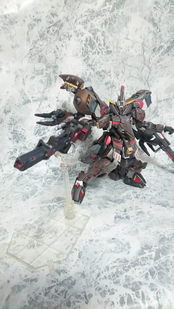 大口径リニアカノンは本機が持つ最大火力の巨砲であり、装弾数は少ないものの絶対な威力を誇る。