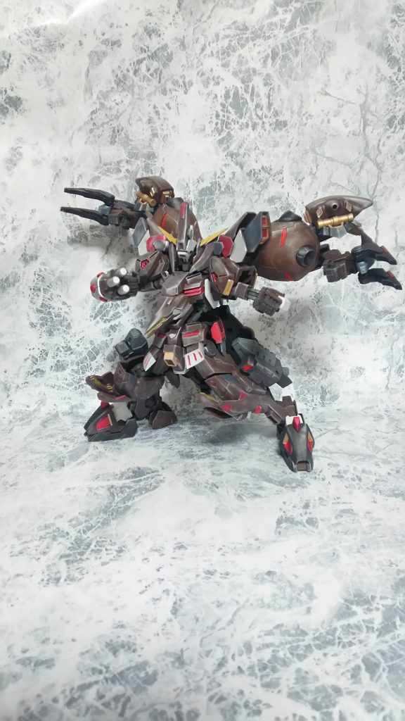 右前腕にはプラズマバックラーを装備、サブアームを展開した状態。
徒手空拳も得意である。
「殴り合いで負ける気はしない」との事。