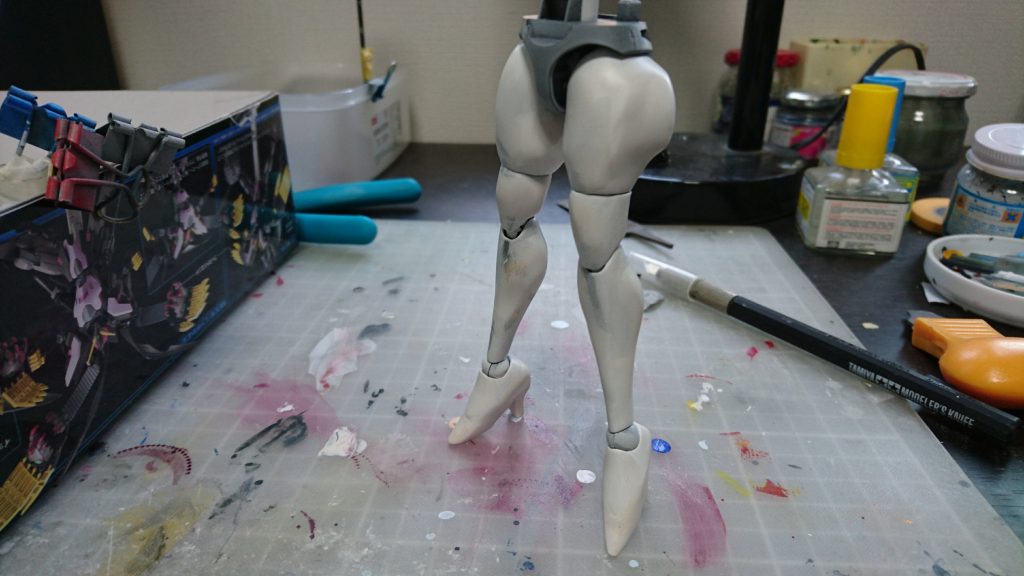 下半身もパテで盛り盛り