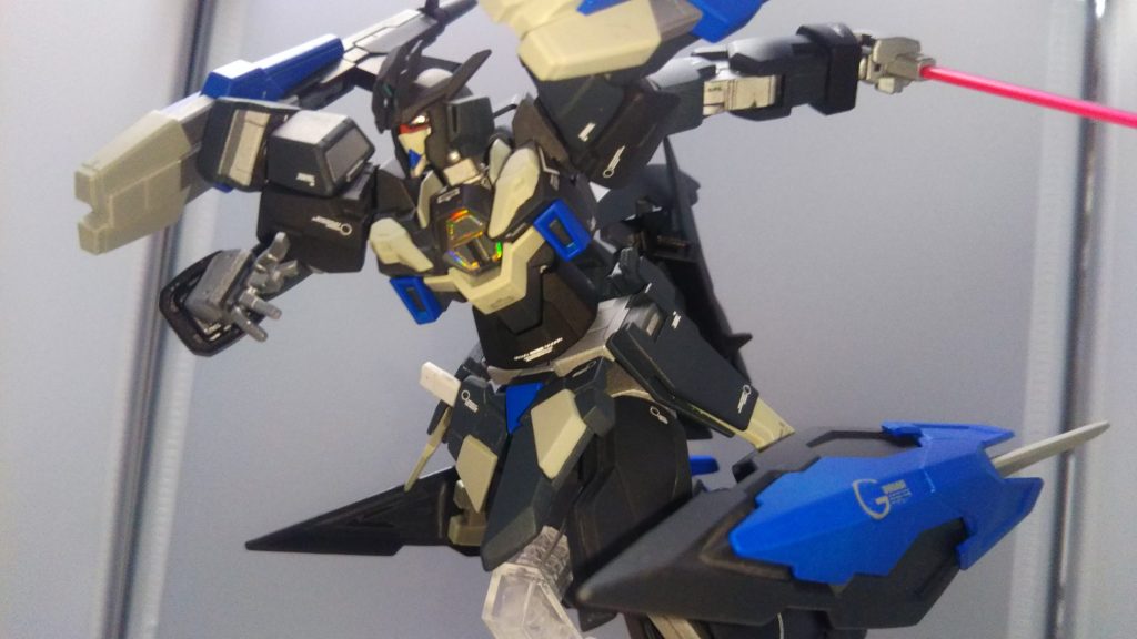 塗装に関しても他二人はスプレー+筆での塗装でしたが、自分は今回も全面スプレー塗装、使用色は
・ネイビーブルー
・ジャーマングレー
・インディブルー
・シルバー
・ガルグレー
・メタリックブラック
・レッド
の七色となっています。(目元の赤、サーベルの持ち手の白、サーベル刃はそれぞれ成型色になります)
また、塗装後にデカール貼り、その上から艶消しを吹いてます。
加えてツインアイとAGEマーク部にはホログラフィックシールを貼っています。