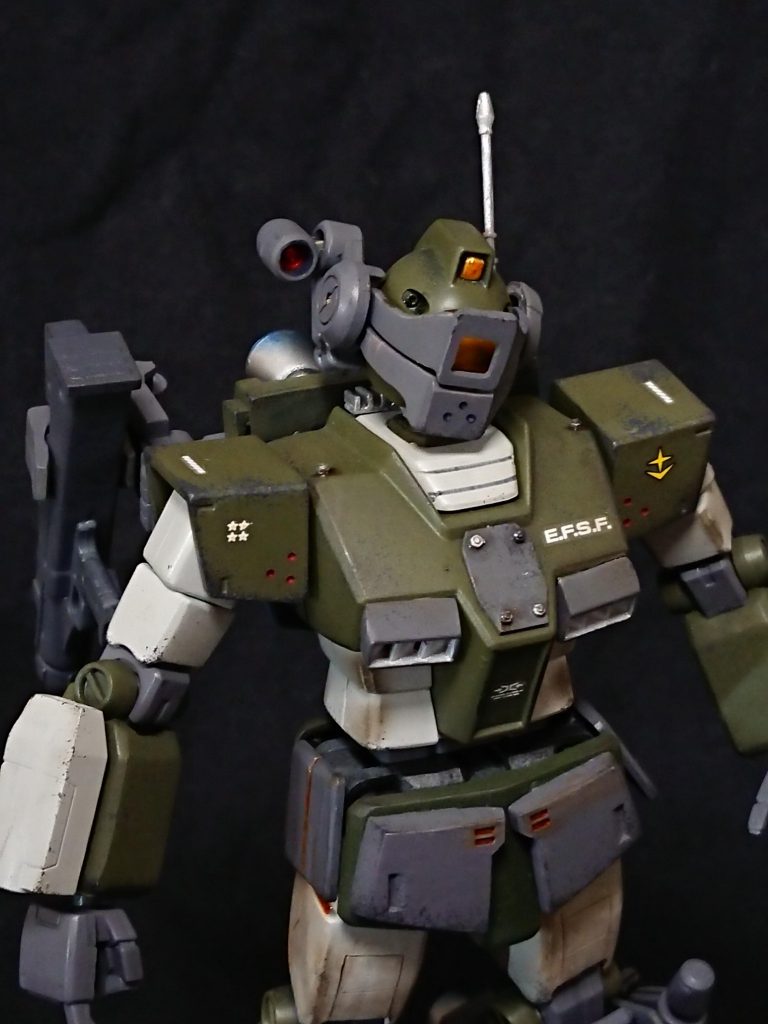 頭部バイザーは真鍮線で開閉可能に。
若干デザインもオリジナルにしてます。
見えにくいですが、首の裏下側にヒートシンクを取り付けてます。