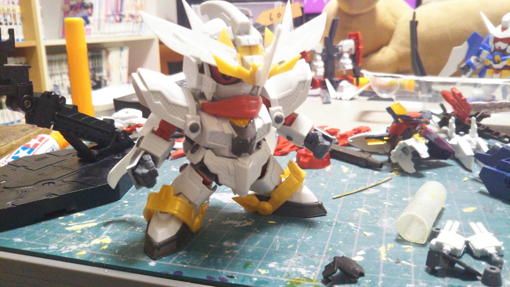 アンテナはプラ板と零丸の物でバンシィ風に見えるよう新造
足の短縮
なびくマフラーをプラ板から製作