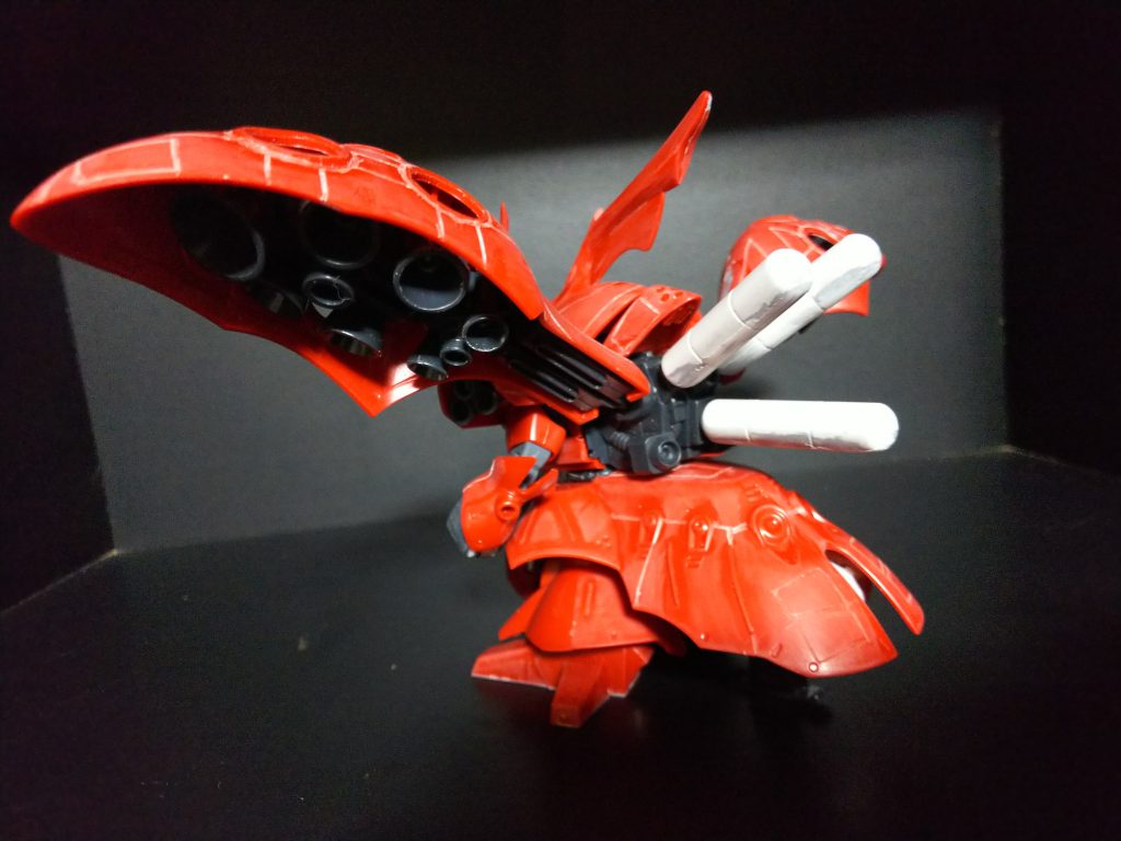 スジ彫りをアクティブブースター？中心に彫りました、初めてのスジ彫りだったので吉本プラモデル部長のパンクブーブー佐藤氏のスジ彫り動画を参考にガイドテープでアタリつけて彫りました。