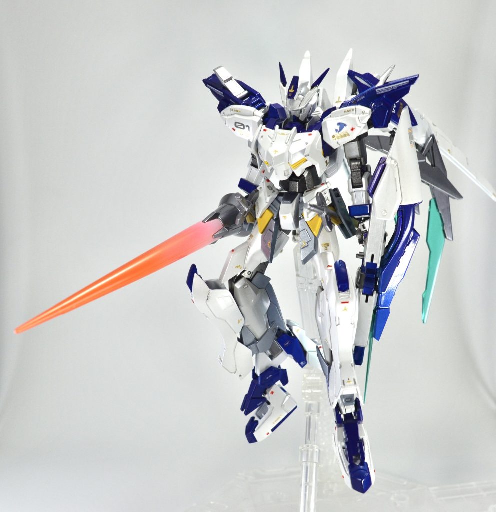 マグナムなのにバエルっぽいシルエットを目指して制作しました。メイン武装は当初はスクラッチ予定でしたが時間切れでキャンクリーガーのビームランスに変更。「突撃」「斬撃」に加え、ビームによる「射撃」もできる設定です。