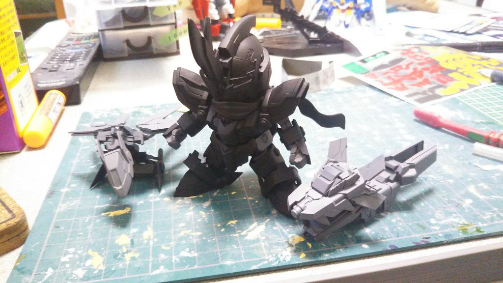 サフ状態
白いとユニコーンのイメージが抜けなかったので金の塗装の準備＋バンシィっぽい塗装のイメージをするために黒サフ吹いてます