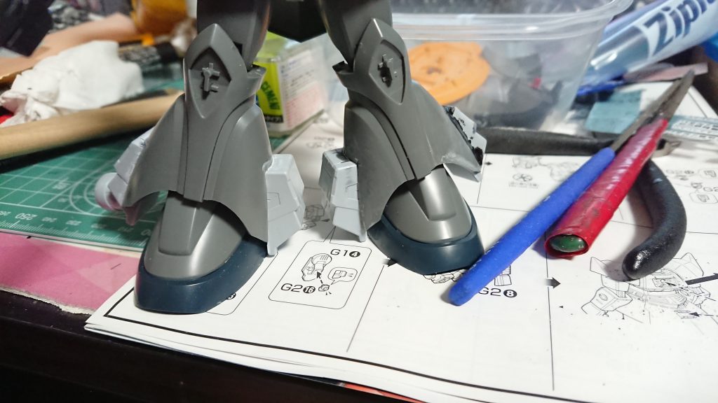 制作途中1
脚横のバーニアは外装に直接接着しています。