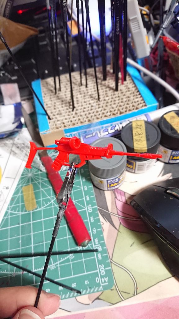 制作途中6
バックパックに懸架しているビームライフル
スコープ部分を切断して位置をずらしています。