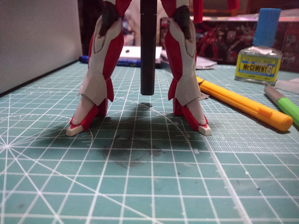 地味ですが爪先はパテを使って四角くしてます