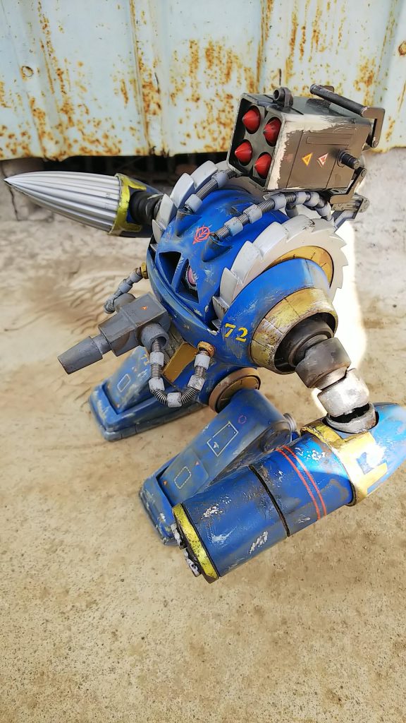 頭部のミサイルランチャーはLegendBBのコマンドガンダムの物を流用し、接続部分は市販のメカニカルアームとザクキャノンテストタイプの腰部ランチャーの接続部分を利用してます。