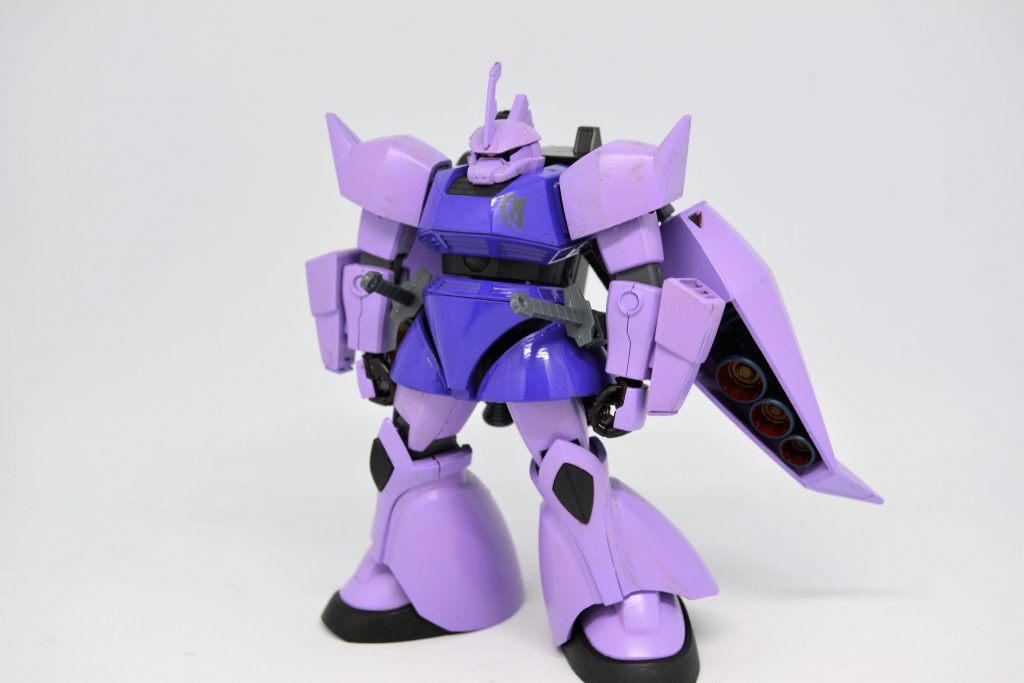 正面
ヒートソードは腰に据えています。