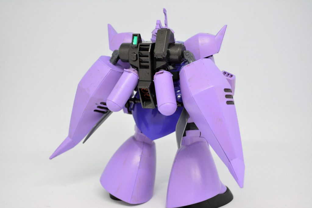 背面
見辛いですがバックパックにはビームサーベル、腰にはビームナギナタを装備しています。