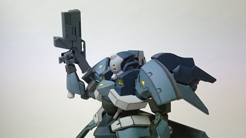 付属のハンドガンを構えてみます。