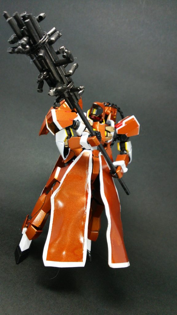 メイン武器は、バルバトスを見てメイスに憧れたパイロットが、メカニックに無理いって、適当に廃材を集めて作った、なんちゃって狼牙棒という設定。
ランナーを切って集めて塗っただけですw