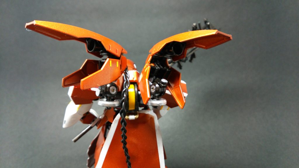 素材はHGグレイズリッターです。
リッターの肩アーマーをブースターに改造。
一撃離脱がモットーなようです。