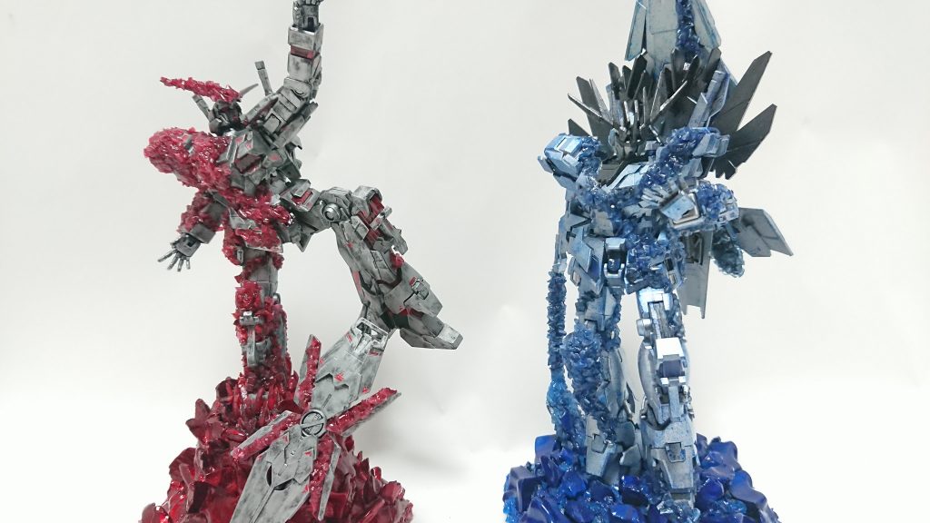 最後は2体を並べて♪
ものすごく合成っぽいw
『願望』のイメージカラーは『青』
そして『青』といえば『水or氷』をイメージして、流れるように結晶化させています♪
結晶シリーズは『オリジナル要素』が強いので、残りの『フェネクス』以外も作る予定です(*´ω`*)
ご覧頂き、ありがとうございましたm(__)m