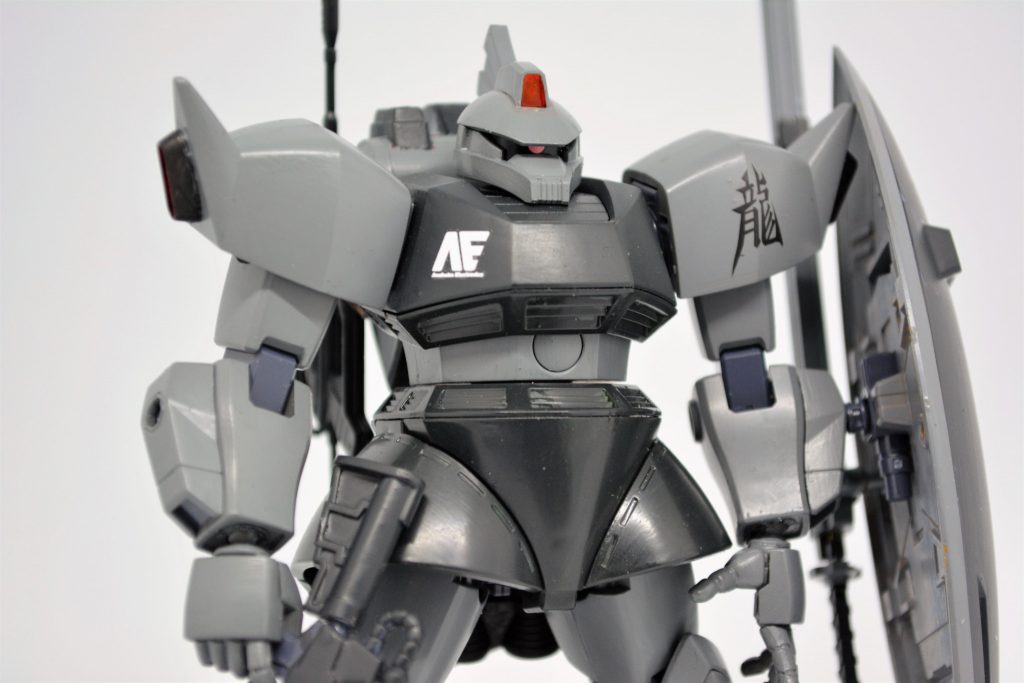 アップ
・左肩には自分専用機という意味を込めて、バウから持ってきた「龍」のステッカーを
 右胸には中立という意味でアナハイムのステッカーを貼っています。
・頭はオリジナリティを出すためにC型の物にしてあります。
 あえて設定を付けるとすれば高機動戦闘でも射撃を行えるようにカメラが強化されているC型の頭を使っているという事で。
・肩にはゲルググJの意匠を倣いスラスターを追加しています。