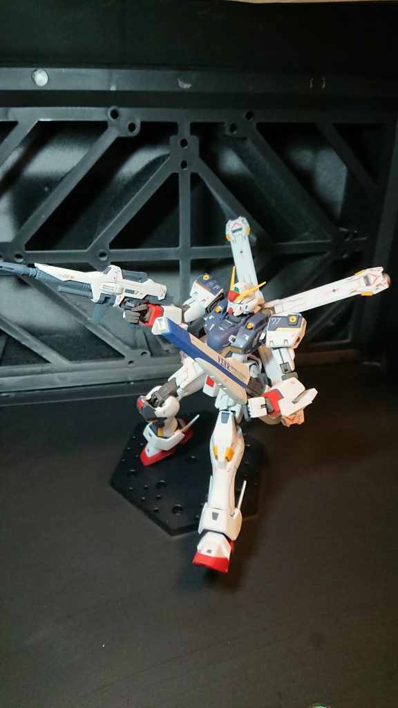 射撃戦用にビームライフルと、腰部マウントに直結したヴェスバーを装備。
接近戦用にはビームサーベル、ヒートダガー、右腰部にシザー・アンカー、左腰部にスクリュー・ウェッブを装備しています。