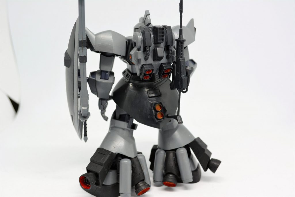 背面
・バックパックは旧キットの物を付け懸架しているビームライフルも同様に旧キットから。
 因みにビームライフルのスコープの位置を変えてガルバルディβの物と同じ感じにしています。
・リアスカートスカートにはゲルググJっぽいスラスターを追加しています。
・脚は外装を切断してバーニアユニットを接着。ふくらはぎ部分のバーニアとプロペラントタンクは元々の三連バーニアに接着して可動を確保しています。