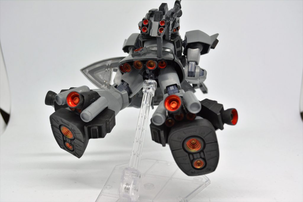 下から
06Rの旧キット箱絵っぽいアングルで
・リアスカート裏のバーニアは3つから5つに増やしてゲルググJっぽく。
・バーニアの内側は赤く塗装しています。