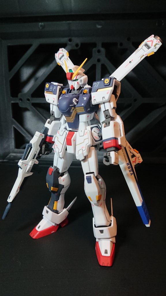 譲渡予定だった大まかな武装はそのままですが、接近戦寄りのクロスボーンバンガードの武装ではなくサナリィ純正の装備で汎用機として設定しました。
額の意匠は改修し、よりガンダムタイプに近い形に作り替えています。
また、改修時に排熱改善の為の排熱口を肩部と腰部前面に増設しています。