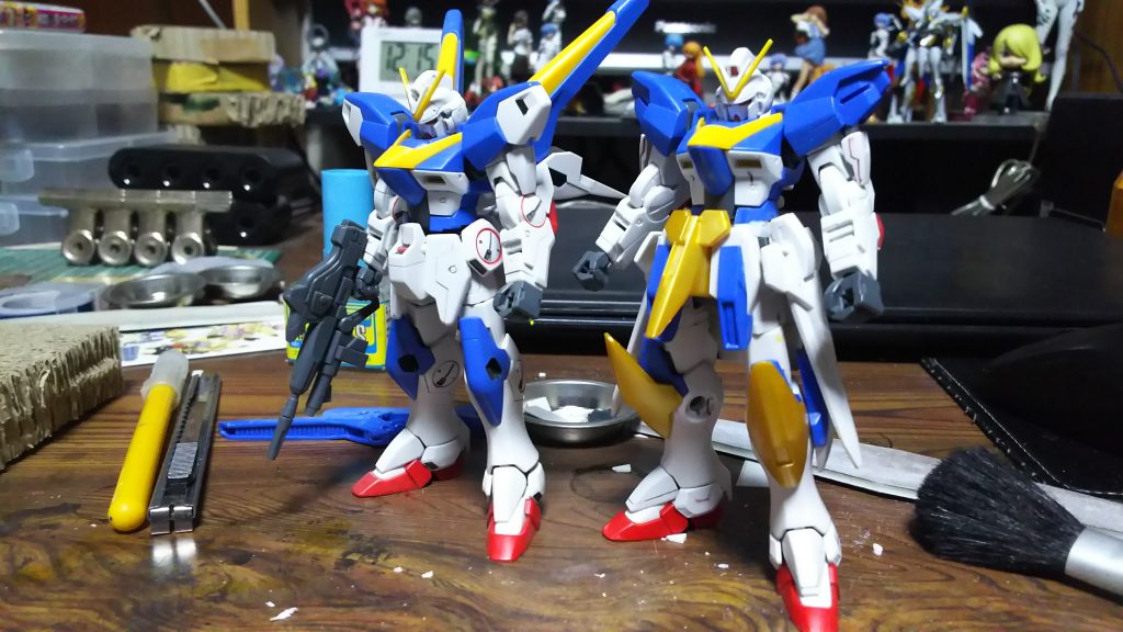 通常のHGV2(左)と胴体と太ももの延長を行った本作品(右)とを並べてプロポーション確認をしている様子です。
すらっとした印象が出て良い改修だったと思っています。