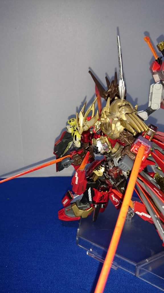 武器16,17 隠しビームサーベル
腕についているビームサーベルで、武器がなくなった時の奥の手です。
武器18 一角骸
左肩についている角がある金色の武器です。ショルダータックルの威力が上がります!飾りではありませんよ(´・ω・`)