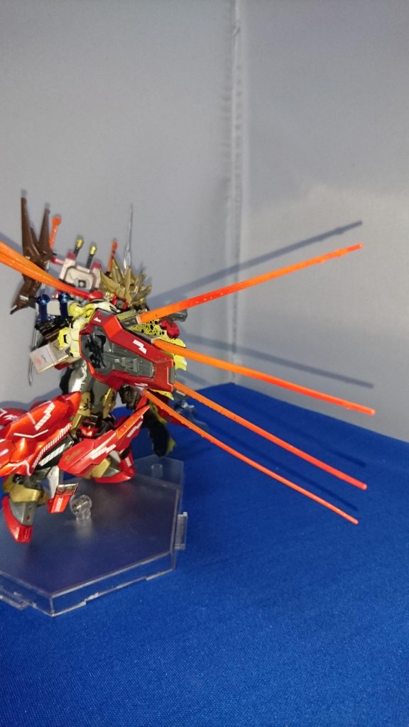 武器19~22 ビームサーベル
右肩についている4本のビームサーベルです!取り外しが可能で、持って戦うもよし、写真のようにクローにするもよしです!