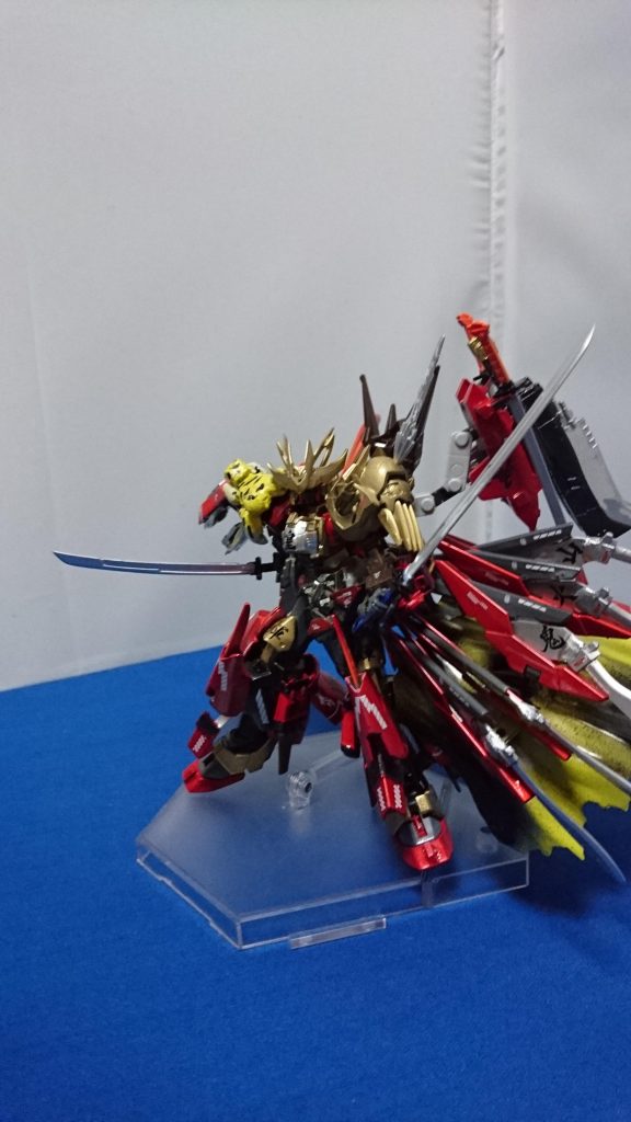 武器4~7 日本刀
腰に2つ、バックパックに2つずつついています。この機体のメイン武器であり、投げて攻撃することも可能です!